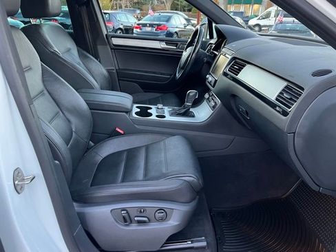 Used 2017 Volkswagen Touareg V6 image 22