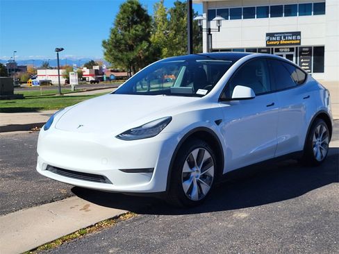 Used 2021 Tesla Model Y Long Range image 9