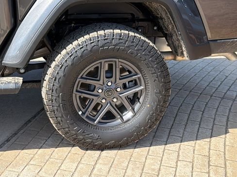 Used 2025 Jeep Gladiator Sport image 12