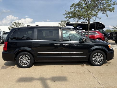 Used 2013 Chrysler Town & Country Touring-L w/ Driver Convenience Group FWD image 8