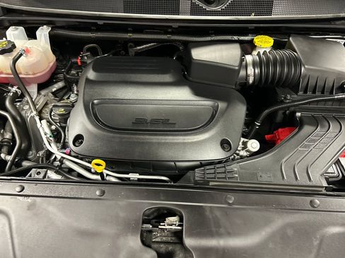 Used 2025 Chrysler Pacifica Select w/ Uconnect Theater Family Group FWD image 28