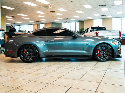Used 2021 Ford Mustang Shelby GT500 w/ Carbon Fiber Track Pack RWD image 3