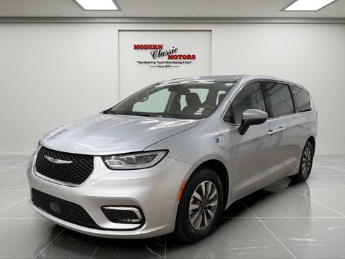 Used 2023 Chrysler Pacifica Touring-L FWD image 1