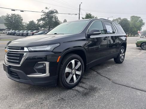 Used 2023 Chevrolet Traverse LT w/ LT Premium Package AWD/4WD image 3