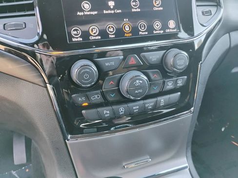 Used 2022 Jeep Grand Cherokee Laredo E image 23