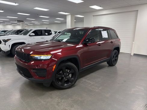 Used 2022 Jeep Grand Cherokee Altitude image 2