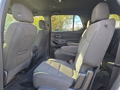 Used 2023 Chevrolet Traverse LT image 16