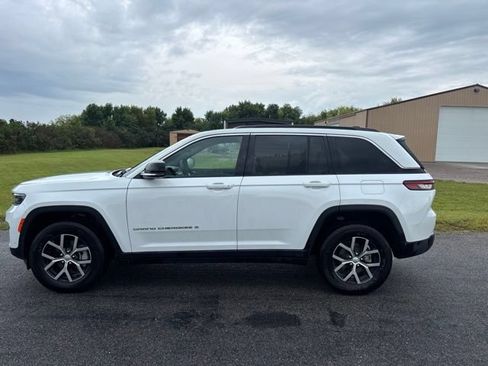Used 2025 Jeep Grand Cherokee Limited w/ Luxury Tech Group II AWD/4WD image 3