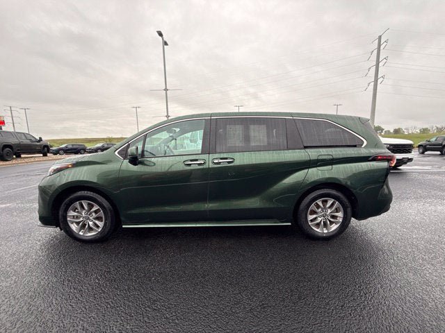 Used 2024 Toyota Sienna XLE AWD/4WD image 8