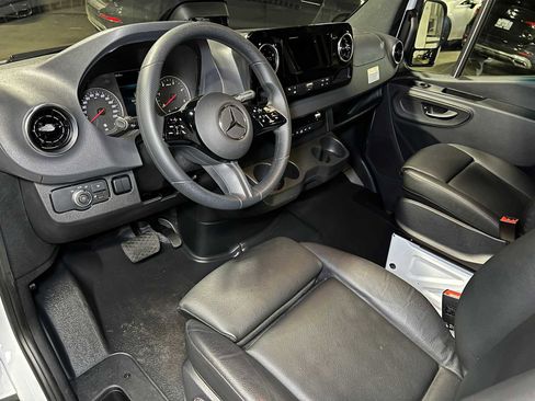 Used 2025 Mercedes-Benz Sprinter 2500 image 23