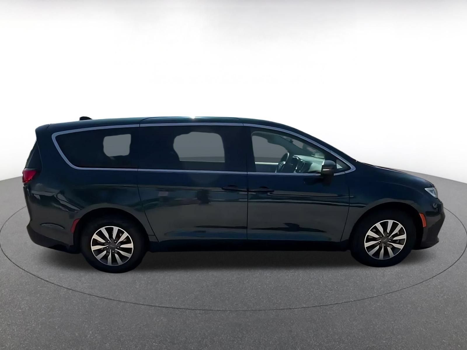 Used 2023 Chrysler Pacifica Touring-L FWD image 15