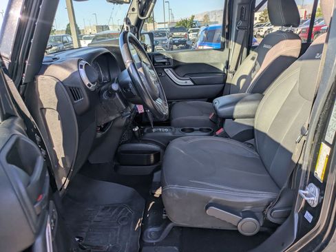 Used 2017 Jeep Wrangler Unlimited Sahara w/ Connectivity Group AWD/4WD image 17