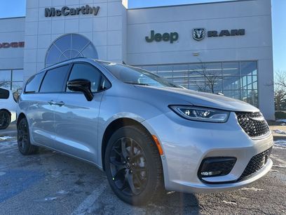 New 2026 Chrysler Pacifica Select