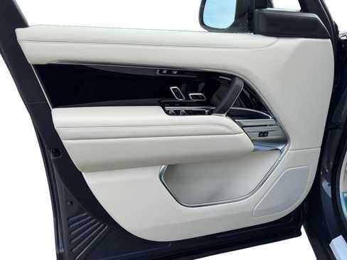 New 2026 Land Rover Range Rover Long Wheelbase SE image 12