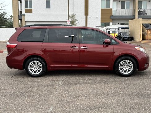 Used 2016 Toyota Sienna image 3