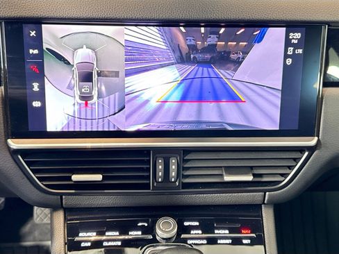 Used 2022 Porsche Cayenne Platinum Edition image 17