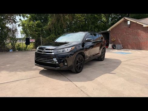 Used 2019 Toyota Highlander SE FWD image 1