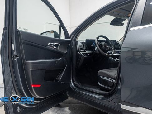 Used 2024 Kia Sportage LX image 9