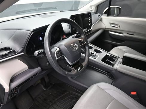 Used 2021 Toyota Sienna Limited image 19