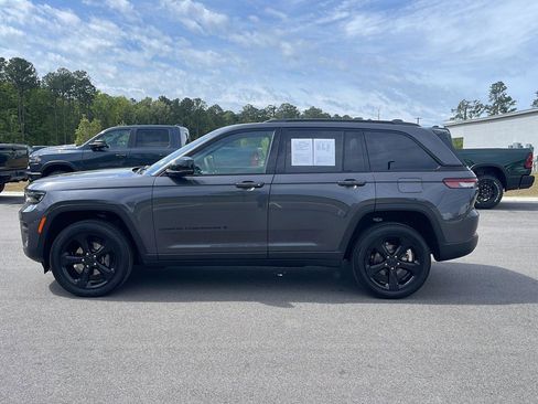 Used 2025 Jeep Grand Cherokee Altitude image 4