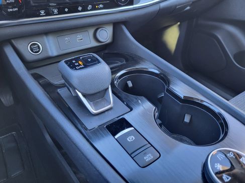 Used 2023 Nissan Rogue SV image 12