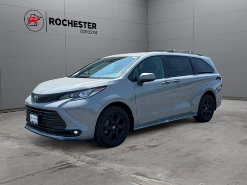 Used 2025 Toyota Sienna XLE Woodland Edition AWD/4WD image 7