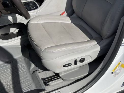 Used 2020 GMC Acadia SLT w/ Driver Alert Package II FWD image 13