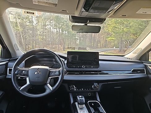 Used 2025 Mitsubishi Outlander SE image 12