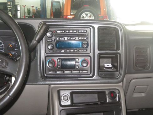Used 2003 Chevrolet Suburban Z71 AWD/4WD image 39