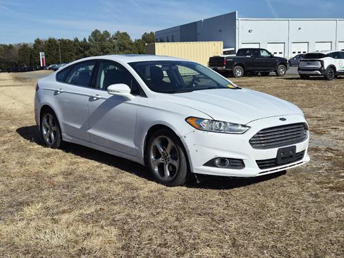 Used 2015 Ford Fusion SE w/ Equipment Group 201A image 3
