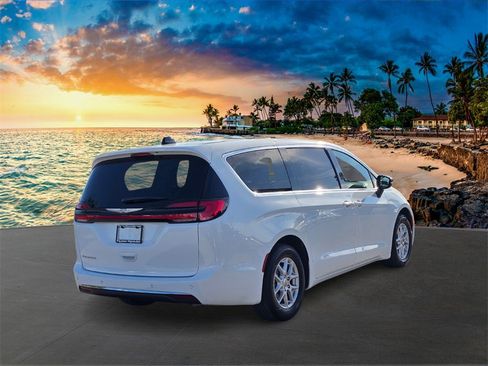 Used 2024 Chrysler Pacifica Touring-L image 5