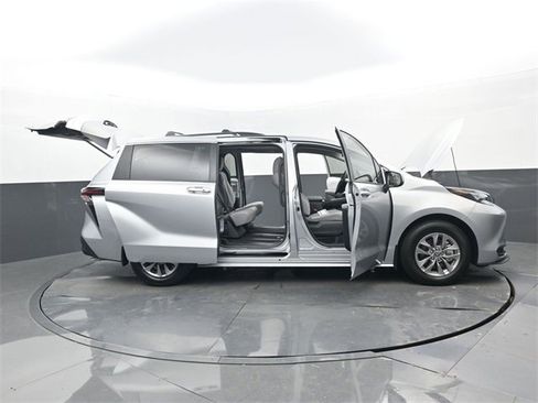 Used 2025 Toyota Sienna LE image 32