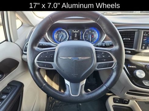 Used 2019 Chrysler Pacifica Touring-L image 36