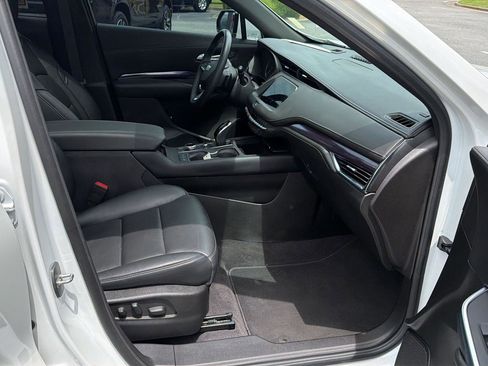 Used 2023 Cadillac XT4 Luxury w/ Cold Weather Package FWD image 13