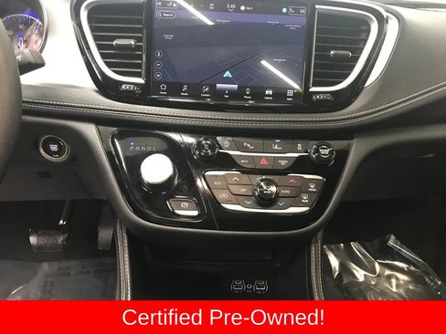 Used 2025 Chrysler Pacifica Limited image 18