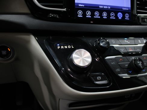 Used 2017 Chrysler Pacifica Touring-L image 17