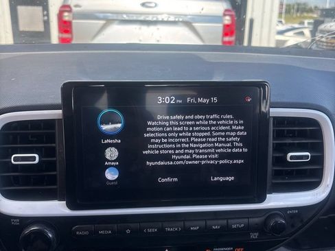 Used 2024 Hyundai Venue Limited FWD image 13