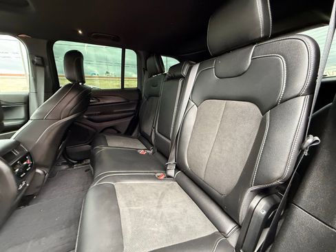 Used 2025 Jeep Grand Cherokee Altitude AWD/4WD image 15