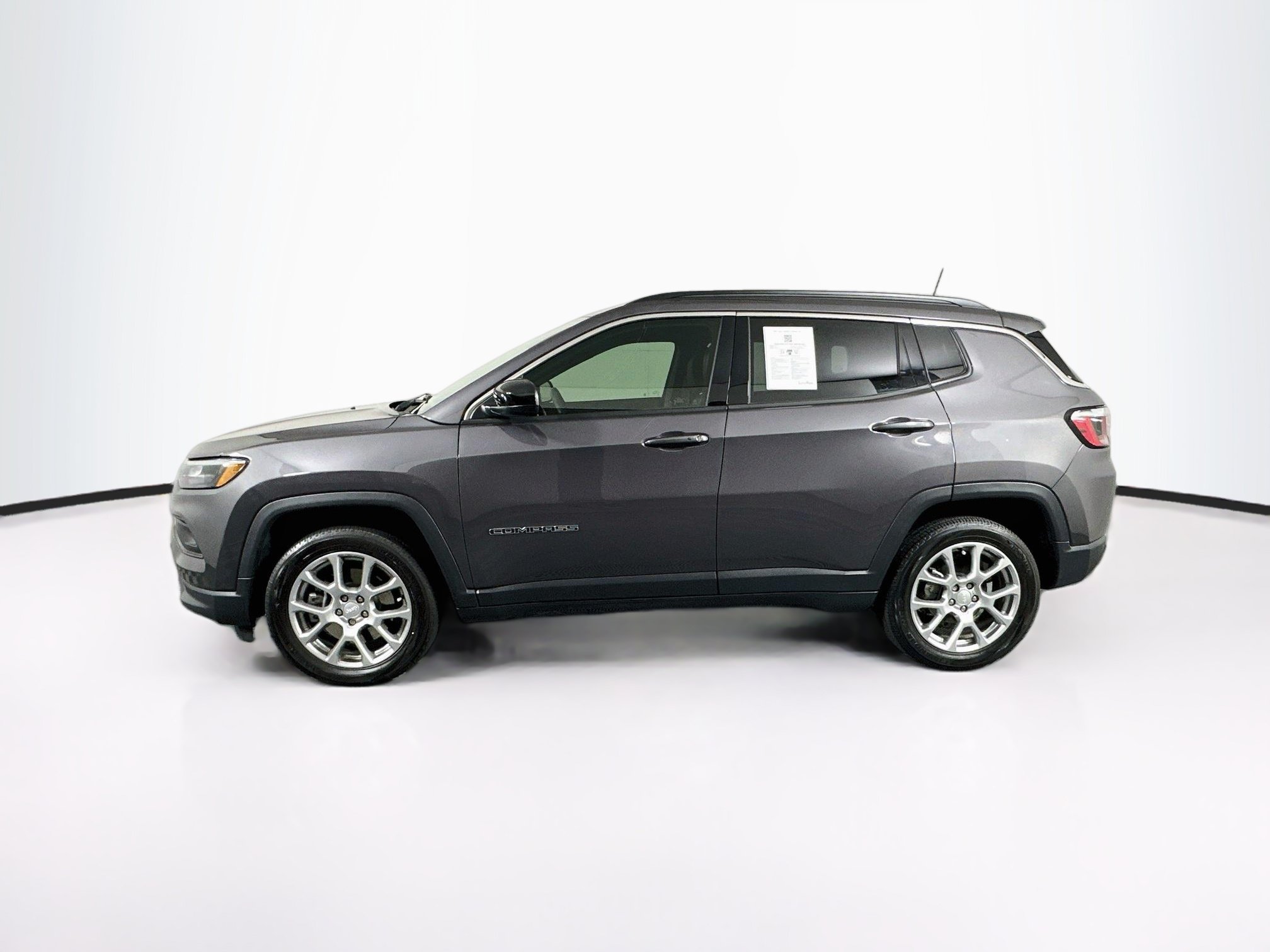 Used 2024 Jeep Compass Latitude AWD/4WD image 4