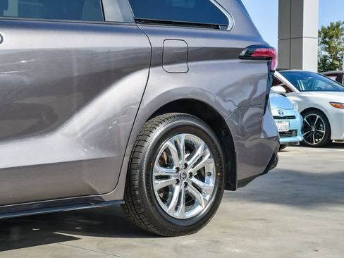 Used 2021 Toyota Sienna Platinum image 11