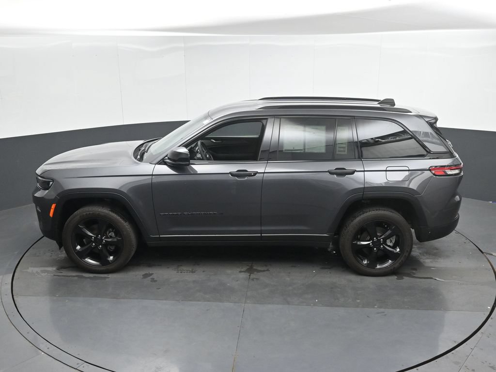 Used 2025 Jeep Grand Cherokee Altitude AWD/4WD image 38