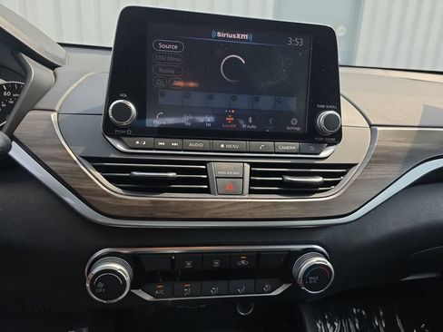 Used 2024 Nissan Altima 2.5 SV FWD image 19