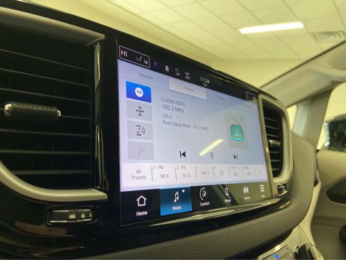 Used 2024 Chrysler Pacifica Touring-L image 25