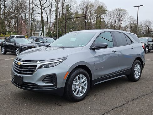 Used 2024 Chevrolet Equinox LS w/ LS Convenience Package image 3