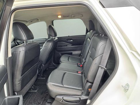 Used 2023 Nissan Pathfinder SL AWD/4WD image 39
