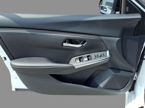 Certified 2025 Nissan Sentra SR FWD image 17