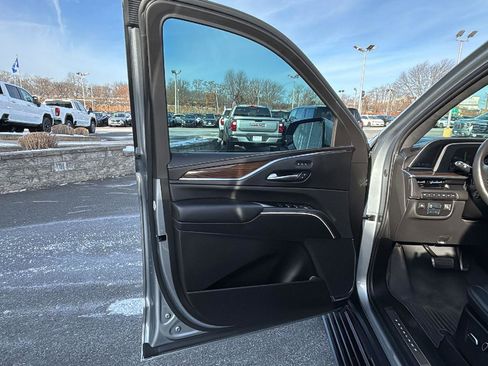 Certified 2024 Cadillac Escalade ESV Premium Luxury Platinum w/ Heavy-Duty Trailer Package image 25