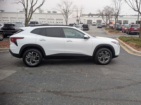 Certified 2025 Chevrolet Trax LT w/ LT Convenience Package image 10