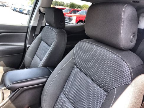 Used 2023 GMC Acadia SLE w/ Driver Convenience Package image 11