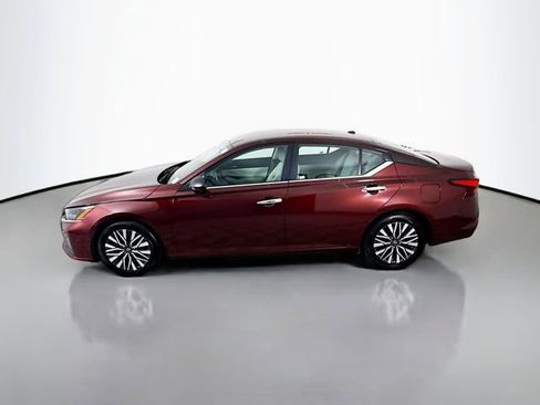 Used 2024 Nissan Altima 2.5 SV image 3
